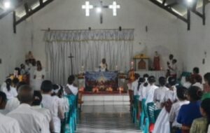Hari Raya Corpus Christi, 24 Siswa SDK Kakaniuk dan SDI Boni Terima Komuni Pertama