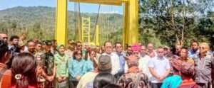 Likurai dan Hase Hawaka Sambut Bupati SBS, Wabup HMS dan Uskup Atambua di Jembatan Gantung Numbei