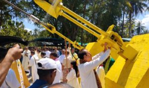 Bupati SBS Cek Langsung Besi dan Baut Jembatan Saat Pemberkatan Bupati SBS Cek Langsung Besi dan Baut Jembatan Saat Pemberkatan